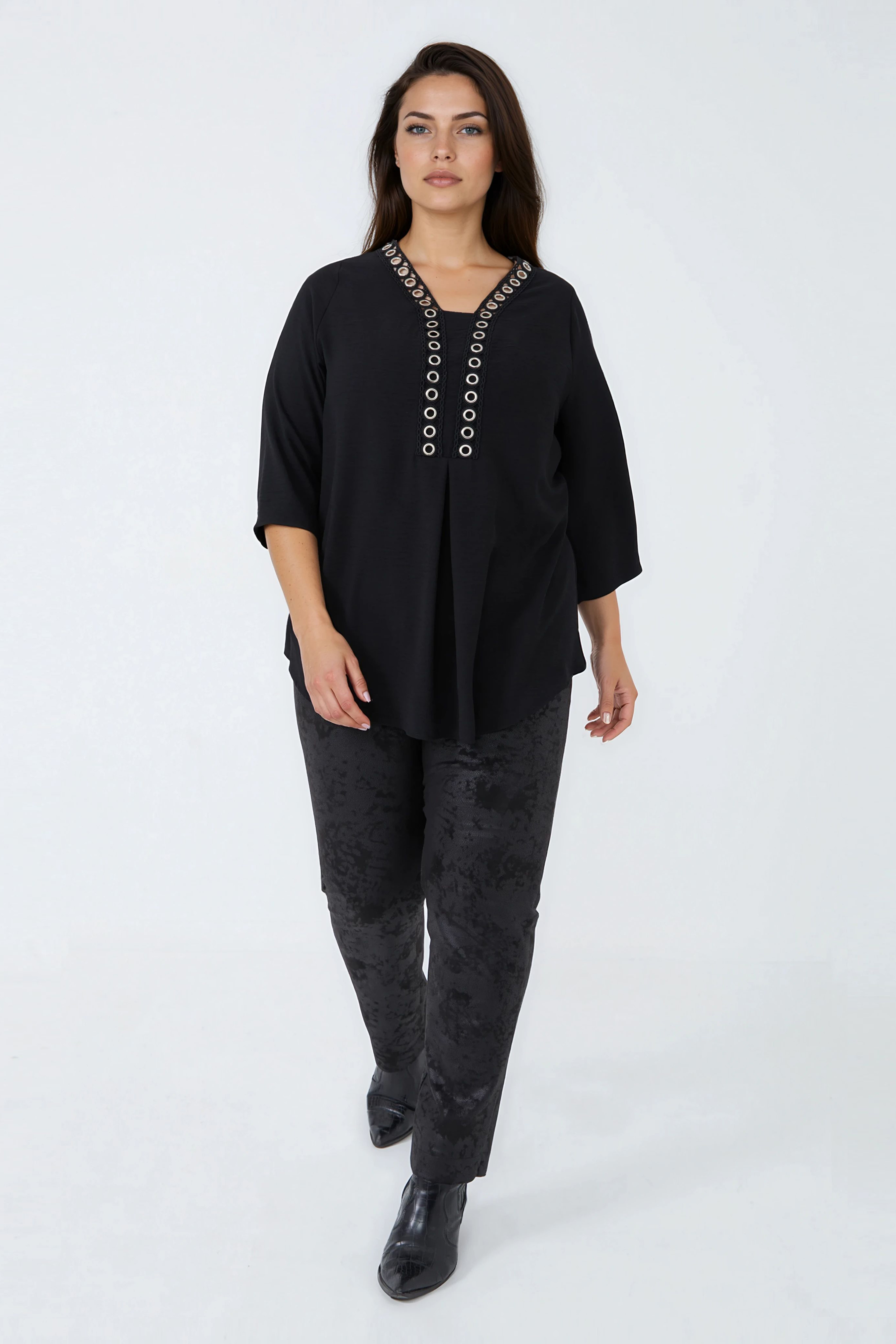 Blouse chic en crepe noir avec oeillets argentes