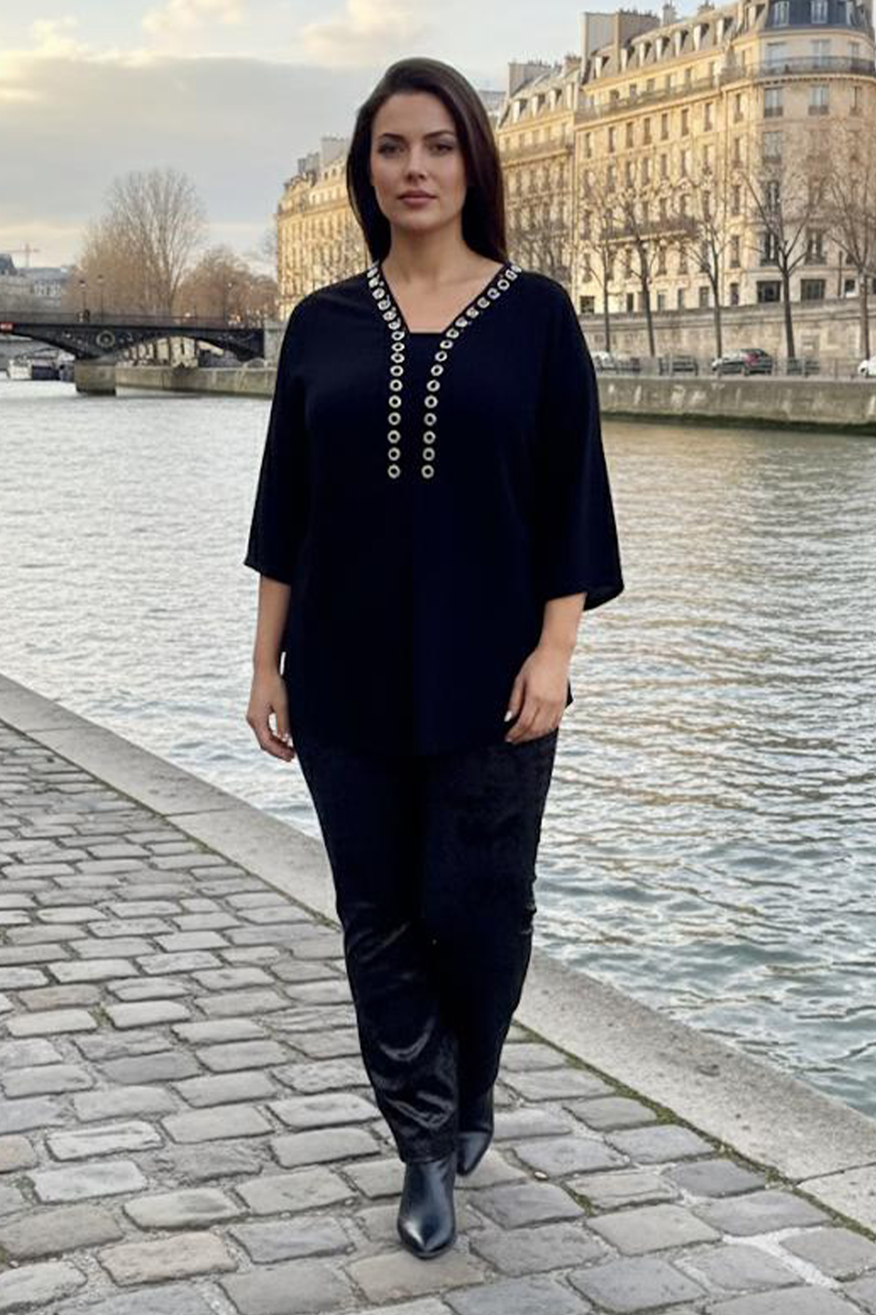 Blouse chic en crepe noir avec oeillets argentes