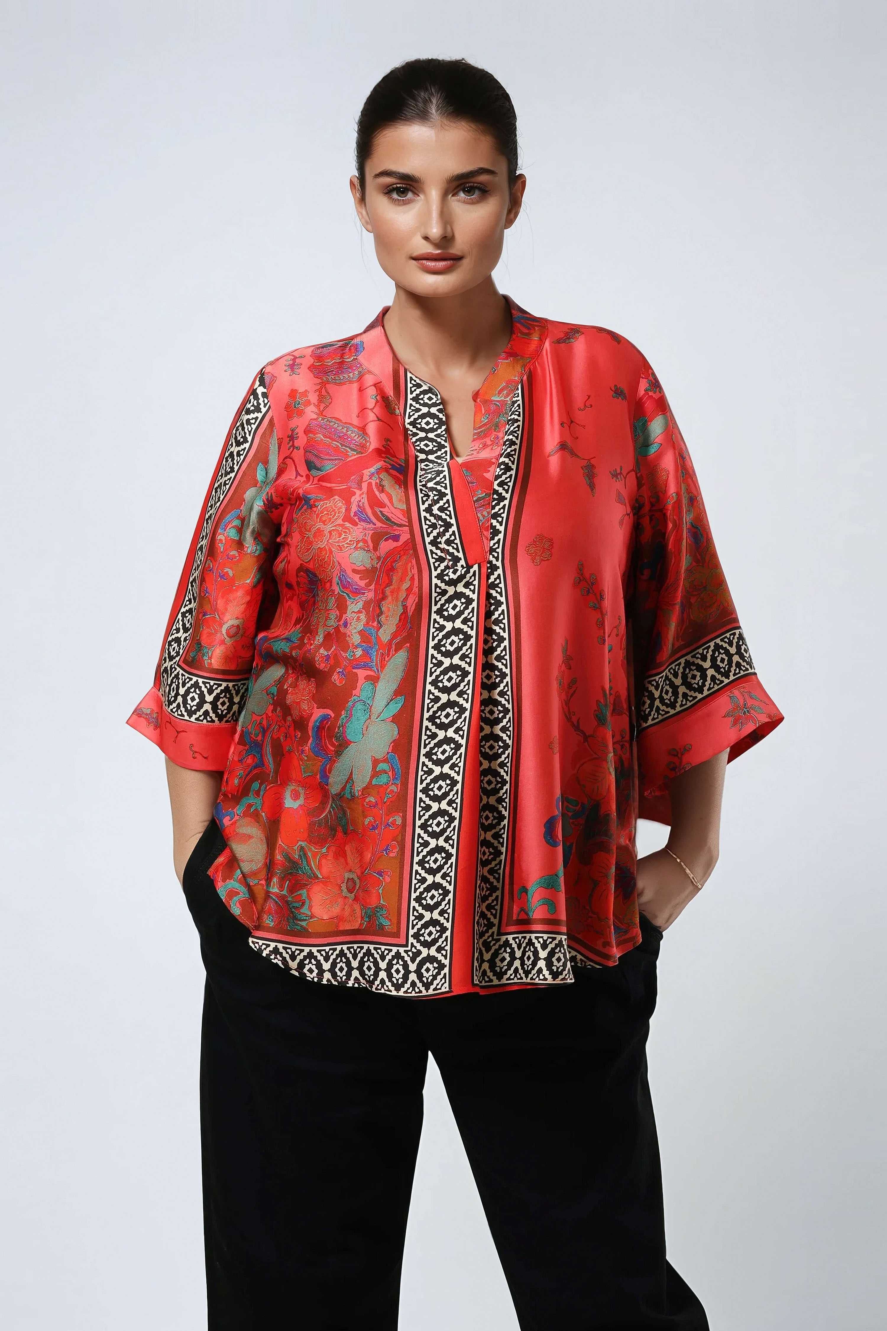 Blouse imprimée avec une base effet satiné en viscose ultra fluide